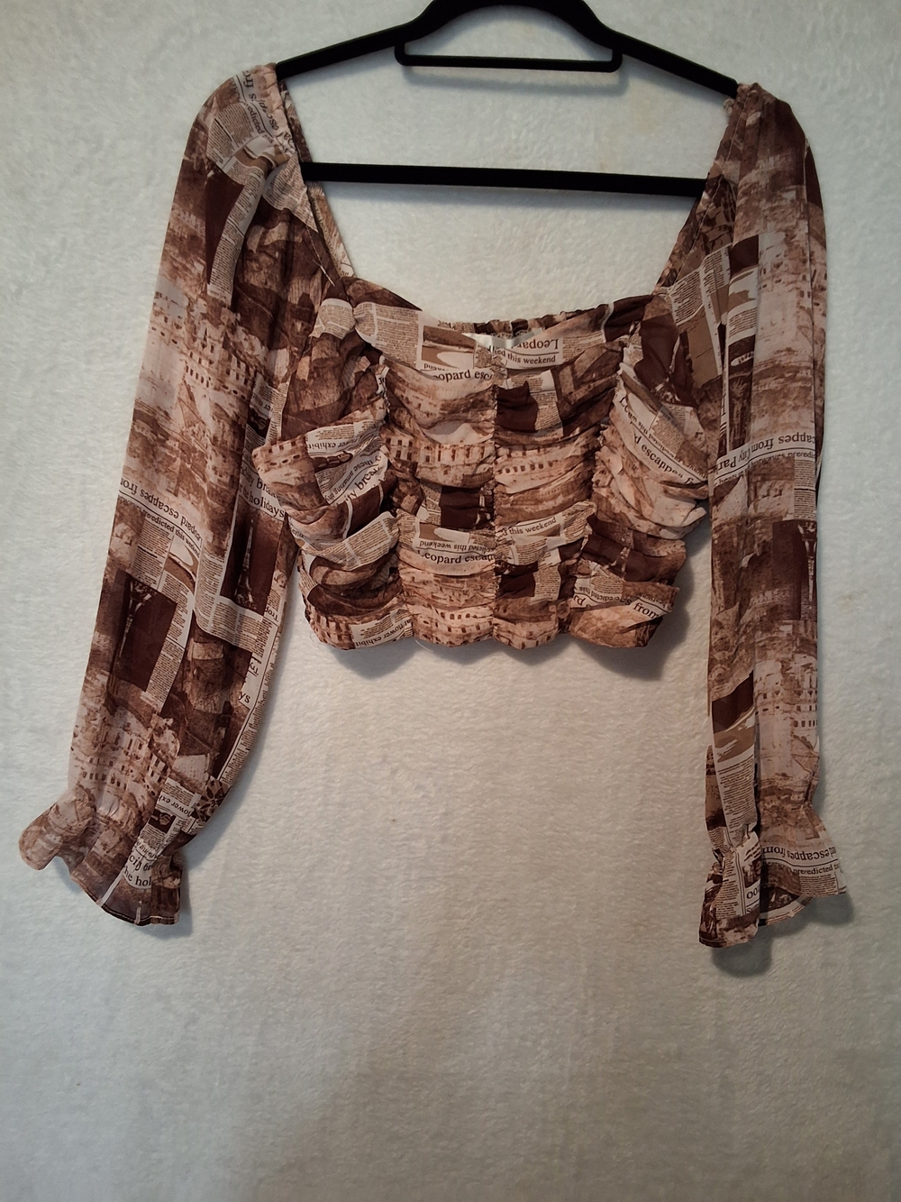 Lily White Brown & Cream Newspaper-Print Ruched Long-Sleeve Crop Top